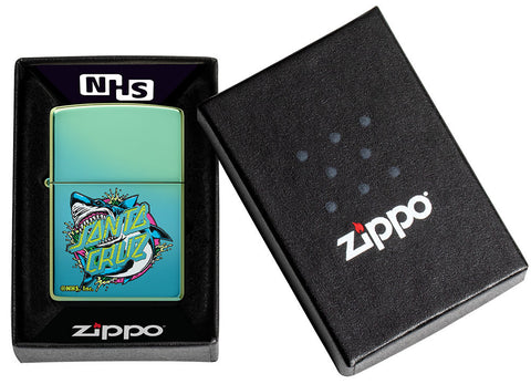 Briquet Zippo vue de face dans le coffret cadeau  fait de métal, avec une illustration en couleur qui montre le design classique Shark Dot de Santa Cruz Skateboards.