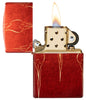 Briquet Zippo 540° vue de face ouvert et allumé couleur rouge brique et fait de métal, avec une illustration en couleur qui montre un motif subtil de flammes Zippo répétitives.
