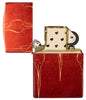 Briquet Zippo 540° vue de face ouvert couleur rouge brique et fait de métal, avec une illustration en couleur qui montre un motif subtil de flammes Zippo répétitives.