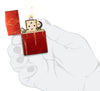 Briquet Zippo 540° vue de face ouvert et allumé en main stylisée couleur rouge brique et fait de métal, avec une illustration en couleur qui montre un motif subtil de flammes Zippo répétitives.