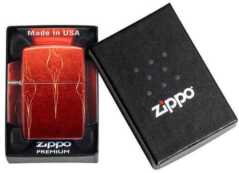 Briquet Zippo 540° vue de face dans le coffret cadeau couleur rouge brique et fait de métal, avec une illustration en couleur qui montre un motif subtil de flammes Zippo répétitives.