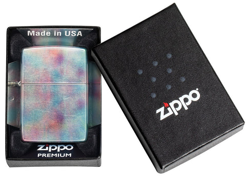 Briquet Zippo 540° vue de face dans le coffret cadeau et fait de métal, avec une illustration en couleur qui montre les couleurs douces de ce modèle se fondent et se mélangent pour créer un effet holographique fascinant.