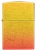 Briquet Zippo 540° vue de face et fait de métal, avec une illustration en couleur qui montre les tons jaunes dorés se fondent dans les tons orange ardents pour créer un effet ombré luxueux.