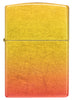 Briquet Zippo 540° vue de face et fait de métal, avec une illustration en couleur qui montre les tons jaunes dorés se fondent dans les tons orange ardents pour créer un effet ombré luxueux.