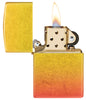 Briquet Zippo 540° vue de face ouvert et allumé et fait de métal, avec une illustration en couleur qui montre les tons jaunes dorés se fondent dans les tons orange ardents pour créer un effet ombré luxueux.