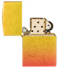 Briquet Zippo 540° vue de face ouvertet fait de métal, avec une illustration en couleur qui montre les tons jaunes dorés se fondent dans les tons orange ardents pour créer un effet ombré luxueux.
