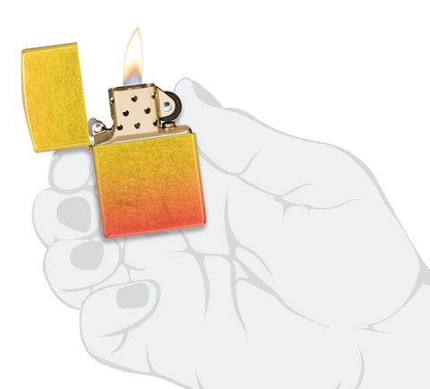 Briquet Zippo 540° vue de face ouvert et allumé en main stylisée et fait de métal, avec une illustration en couleur qui montre les tons jaunes dorés se fondent dans les tons orange ardents pour créer un effet ombré luxueux.