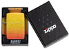 Briquet Zippo 540° vue de face dans le coffret cadeau et fait de métal, avec une illustration en couleur qui montre les tons jaunes dorés se fondent dans les tons orange ardents pour créer un effet ombré luxueux.