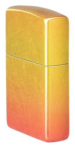Briquet Zippo ¾ angle 540° vue de côté et fait de métal, avec une illustration en couleur qui montre les tons jaunes dorés se fondent dans les tons orange ardents pour créer un effet ombré luxueux.
