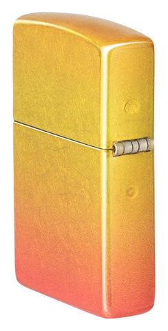 Briquet Zippo ¾ angle 540° vue de côté et fait de métal, avec une illustration en couleur qui montre les tons jaunes dorés se fondent dans les tons orange ardents pour créer un effet ombré luxueux.