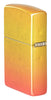 Briquet Zippo ¾ angle 540° vue de côté et fait de métal, avec une illustration en couleur qui montre les tons jaunes dorés se fondent dans les tons orange ardents pour créer un effet ombré luxueux.