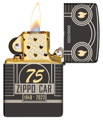 Vue de face du briquet tempête Zippo Collectible of the Year 2023 ouvert, avec flamme