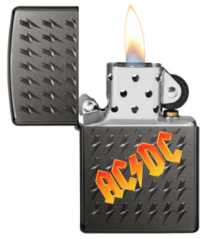 Vue de face briquet Zippo Black Ice avec logo AC/DC et petits éclairs gravés, ouvert avec flamme