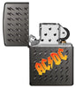 Vue de face briquet Zippo Black Ice avec logo AC/DC et petits éclairs gravés, ouvert