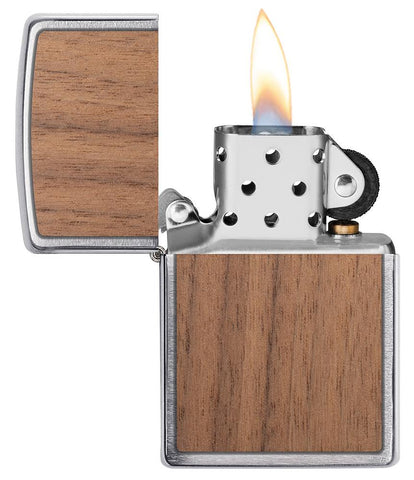 Vue de face briquet Zippo chrome brossé avec emblème Woodchuck, ouvert avec flamme