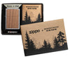 Vue de face briquet Zippo chrome brossé avec emblème Woodchuck, ouvert avec flamme, dans une boîte cadeau ouverte