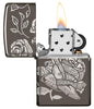 Briquet Zippo rose d'argent gris, ouvert avec flamme