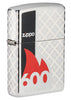 Briquet Zippo 600 Million vue de face ¾ angle en chrome poli brillant avec gravure laser 360° avec le nom du briquet entouré d'une flamme rouge et avec une barre noire sur le côté