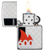 Briquet Zippo 600 Million vue de face ouvert et allumé en chrome poli brillant avec gravure laser 360° avec nom du briquet entouré d'une flamme rouge et d'une barre noire latérale