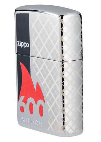 Briquet Zippo 600 Million vue de côté ¾ angle en chrome poli miroir avec gravure laser 360° avec nom du briquet entouré d'une flamme rouge et avec une barre noire latérale