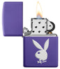 Vue de face briquet Zippo imprimé texturisé violet mat avec logo lapin Playboy, ouvert avec flamme