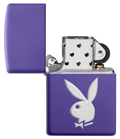 Vue de face briquet Zippo imprimé texturisé violet mat avec logo lapin Playboy, ouvert