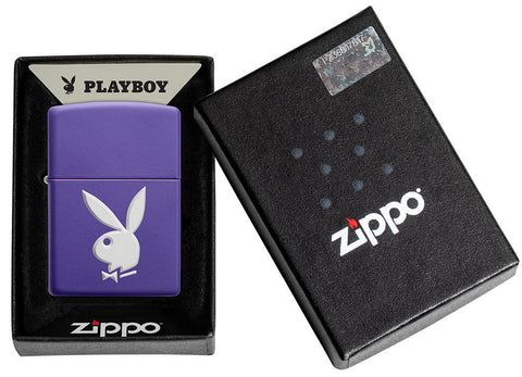 Vue de face briquet Zippo imprimé texturisé violet mat avec logo lapin Playboy dans un emballage ouvert