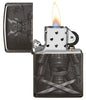 Vue de face briquet Zippo noir brillant avec samouraï et épées croisées, ouvert avec flamme