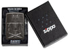 Vue de face briquet Zippo noir brillant avec samouraï et épées croisées dans une boîte cadeau ouverte