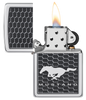 Vue de face du briquet tempête Zippo Ford ouvert, avec flamme