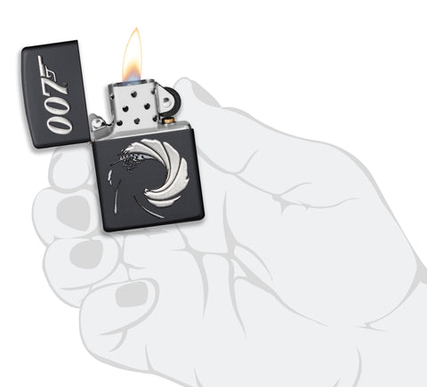 Zippo Feuerzeug James Bond 007 schwarz matt mit Logo als Texturdruck Online Only geöffnet mit Flamme in stilisierter Hand