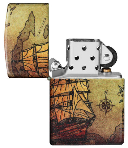 Vue de face briquet Zippo blanc mat 540° Color Image avec navire pirate et carte au trésor, ouvert