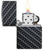 Vue de face briquet Zippo blanc mat avec 540° Color Image et motif à carreaux rectangulaires, ouvert avec flamme