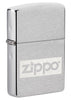 Vue de face 3/4 briquet Zippo chromé avec logo Zippo