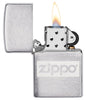 Briquet Zippo chromé avec logo Zippo, ouvert avec flamme