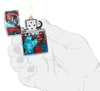 Briquet Zippo Tristan Eaton ouvert avec flamme dans une main stylisée