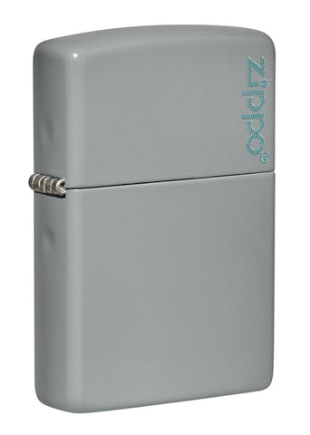 Vue de face 3/4 angle Briquet Zippo Flat Grey modèle de base gris mat avec logo Zippo