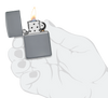 Briquet tempête Zippo Flat Grey dans une main pour représenter la taille du briquet