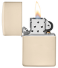 Briquet Zippo vue de face du briquet tempête Zippo Flat Sand ouvert, avec flamme