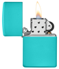 Briquet Zippo vue de face du briquet tempête Zippo Flat Turquoise ouvert, avec flamme