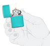 Briquet tempête Zippo Flat Turquoise dans une main pour représenter la taille du briquet