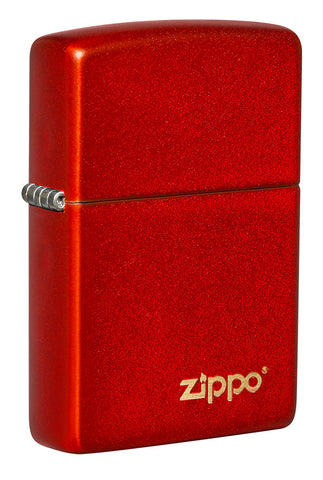 Briquet Zippo vue de face ¾ angle Modèle de base rouge métallique avec logo Zippo gravé