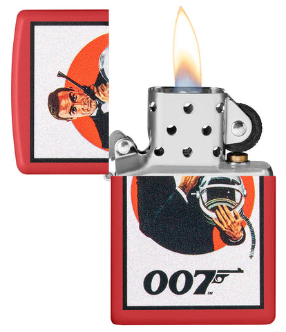 Briquet Zippo rouge mat avec James Bond 007™ dans un costume noir ainsi que pistolet et casque d'astronaute ouvert avec flamme