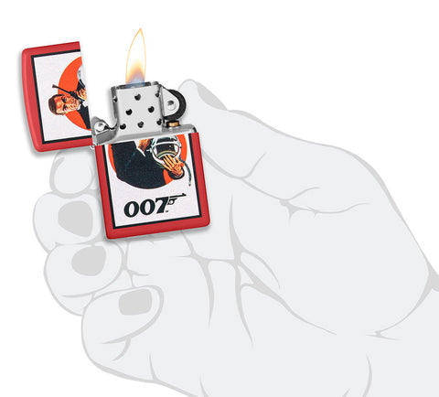 Briquet Zippo rouge mat avec James Bond 007™ dans un costume noir ainsi que pistolet et casque d'astronaute ouvert avec flamme dans une main stylisée