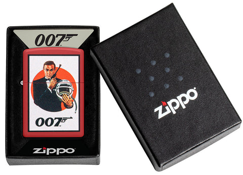 Briquet Zippo rouge mat avec James Bond 007™ en costume noir ainsi que pistolet et casque d'astronaute dans une boîte cadeau ouverte