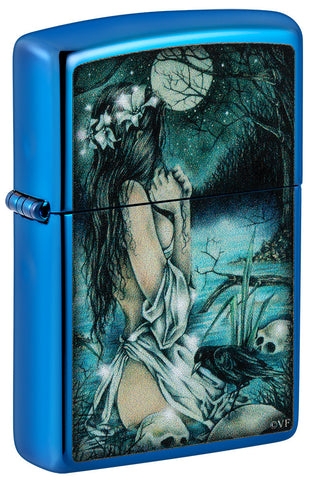 Briquet Zippo vue de face angle ¾ bleu brillant dans un décor mystique avec une dame légèrement vêtue au bord d'un lac entourée de crânes ainsi que de corbeaux