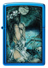 Briquet Zippo Vue de face bleu brillant dans un décor mystique avec une dame légèrement vêtue au bord d'un lac entourée de crânes et de corbeaux.