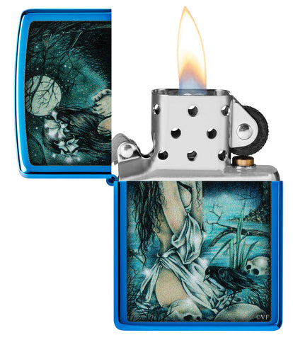 Briquet Zippo bleu brillant dans un décor mystique avec une dame légèrement vêtue au bord d'un lac entourée de crânes ainsi que de corbeaux ouvert avec une flamme