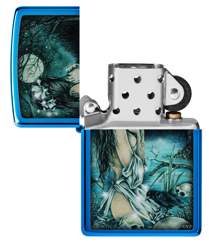 Briquet Zippo bleu brillant dans un décor mystique avec une dame légèrement vêtue au bord d'un lac entourée de crânes et de corbeaux Ouvert sans flamme