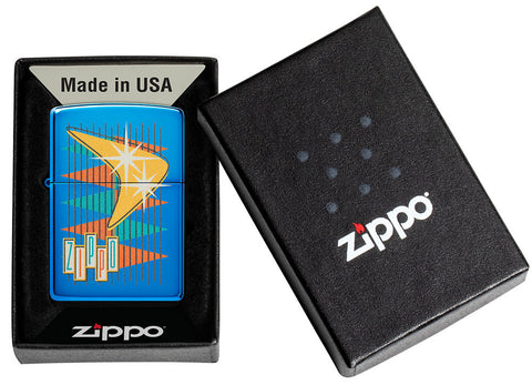 Briquet Zippo bleu brillant dans un style rétro avec de nombreux triangles colorés ainsi que le logo dans une boîte cadeau noire ouverte